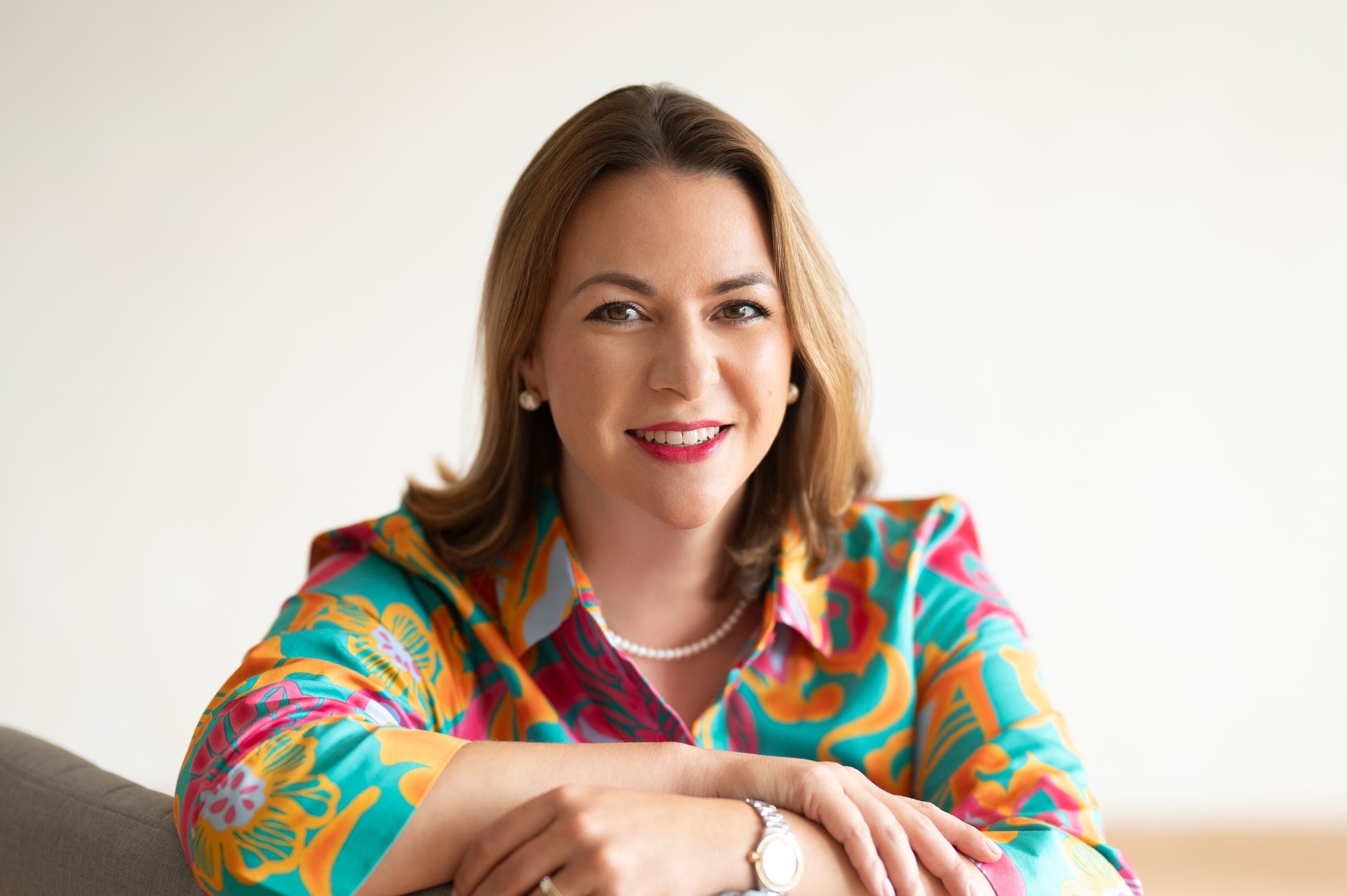 Victoria Beckers von Energie durch Entwicklung lächelt freundlich in die Kamera und trägt eine bunte Bluse – Porträtfoto in heller, positiver Atmosphäre. Victoria Beckers von Energie durch Entwicklung lächelt freundlich in die Kamera und trägt eine bunte Bluse – Porträtfoto in heller, positiver Atmosphäre.