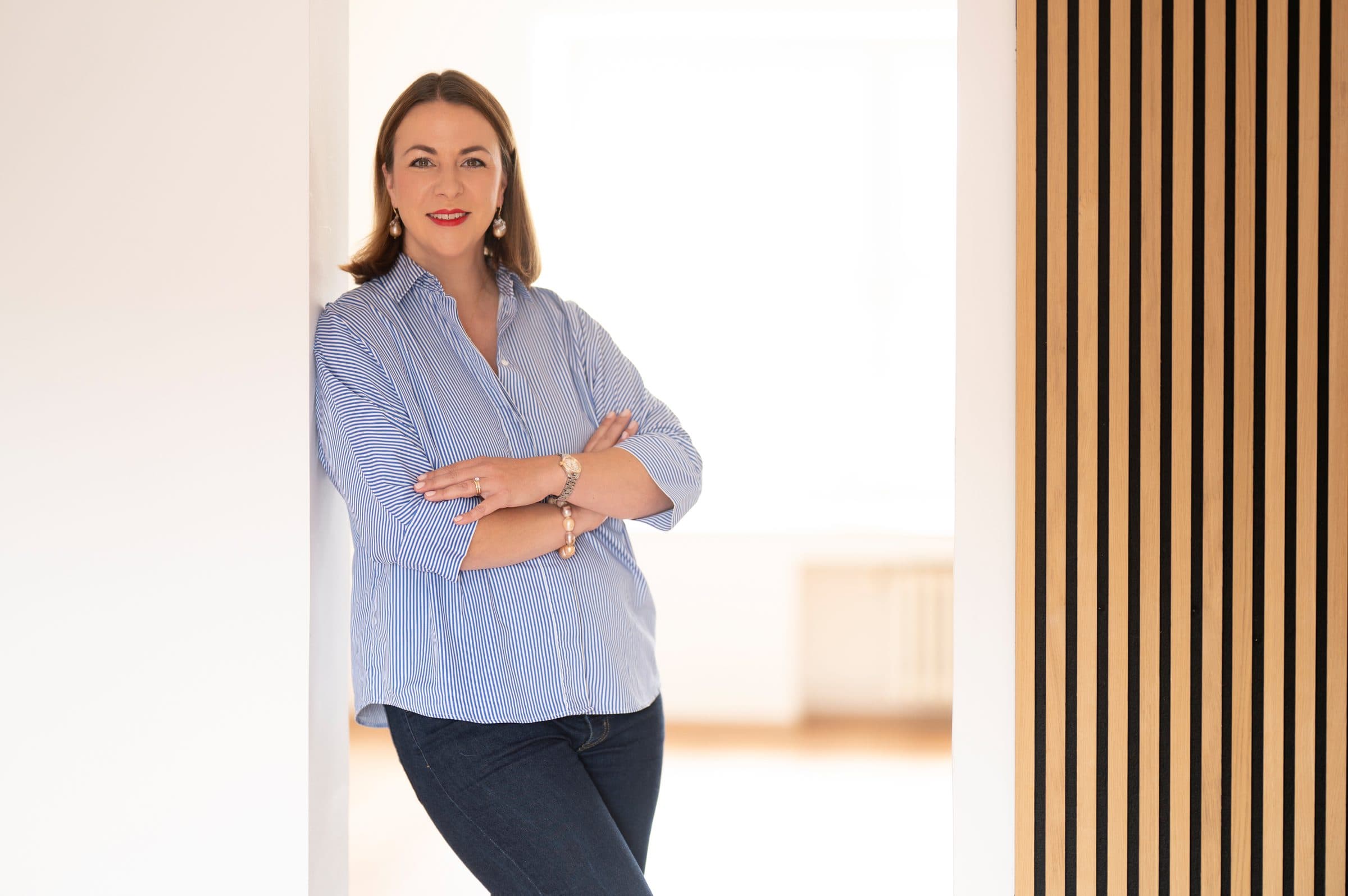 Victoria Beckers schaut freundlich in die Kamera Victoria Beckers schaut freundlich in die Kamera