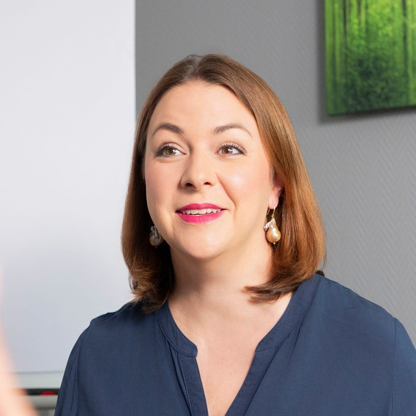 Victoria Beckers von Energie durch Entwicklung lächelt offen während eines Gesprächs – Porträtaufnahme in freundlicher Atmosphäre. Victoria Beckers von Energie durch Entwicklung lächelt offen während eines Gesprächs – Porträtaufnahme in freundlicher Atmosphäre.