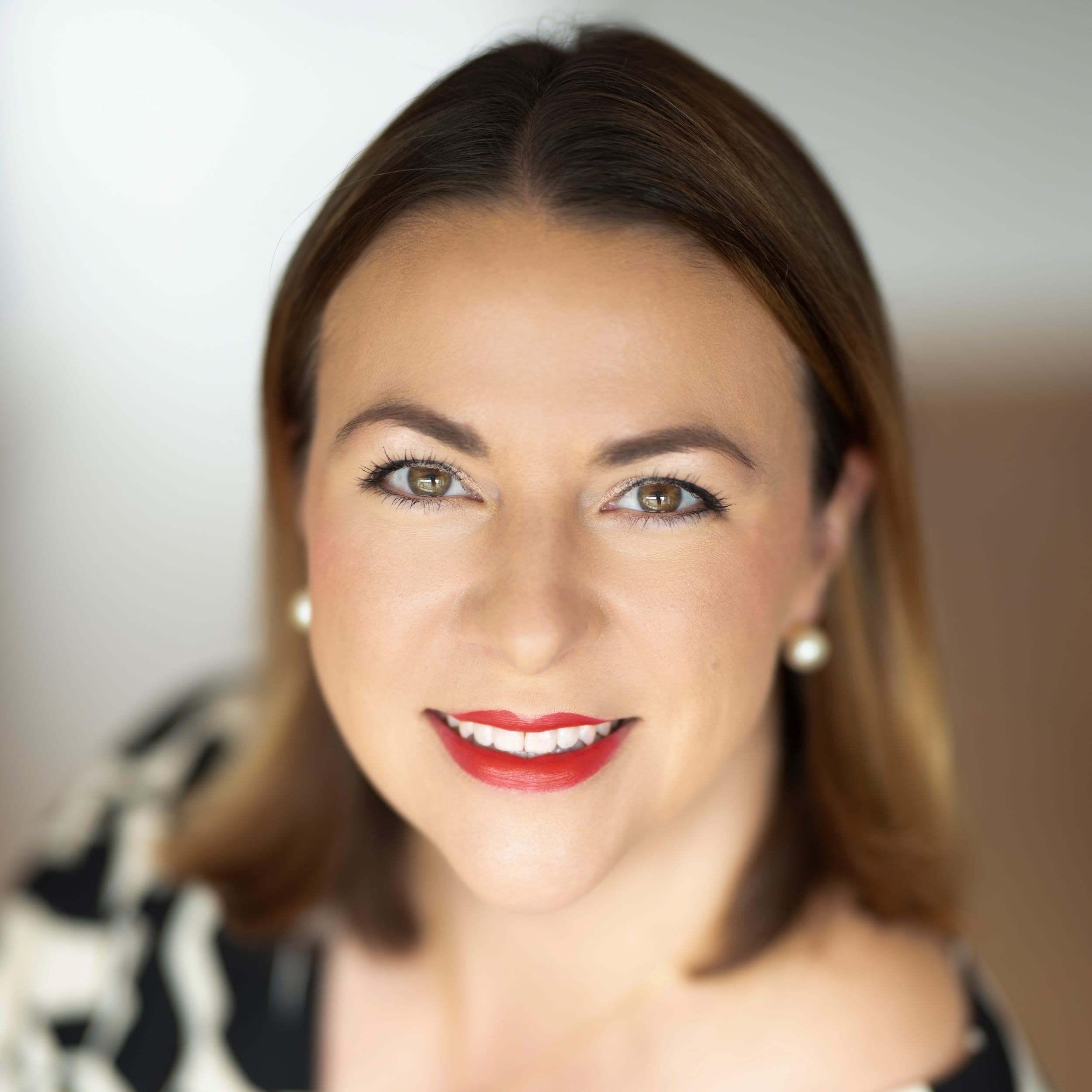 Nahaufnahme von Victoria Beckers, Gründerin von Energie durch Entwicklung, mit freundlichem Lächeln und professionellem Auftreten. Nahaufnahme von Victoria Beckers, Gründerin von Energie durch Entwicklung, mit freundlichem Lächeln und professionellem Auftreten.